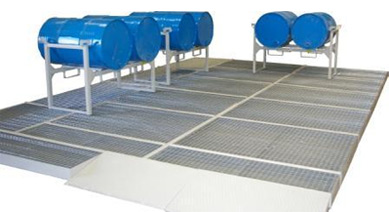 Estas plataformas cumplen todas las normas europeas relacionadas con el almacenamiento de sustancias toxicas y peligrosas, se pueden configurar un espacio adecuado para el almacenamiento de sustancias peligrosas de forma segura evitando derrames y la contaminación de suelos. 